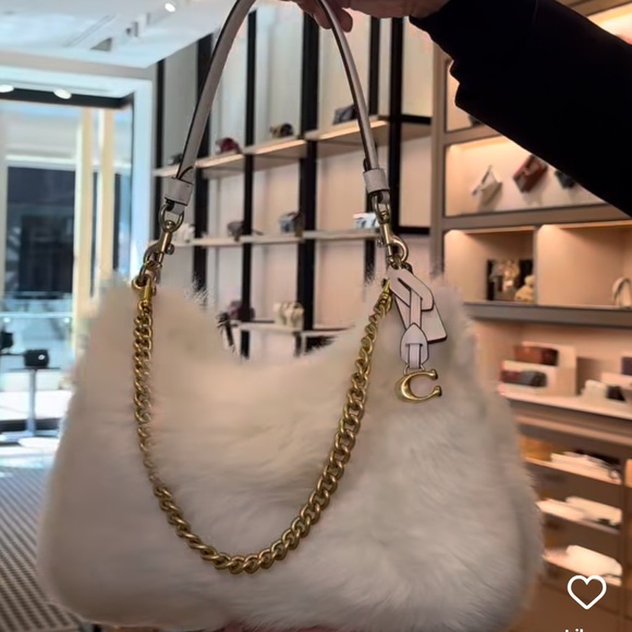 New Coach Cream Fur Shoulder Bag with Gold Chain - Picture 2 of 7